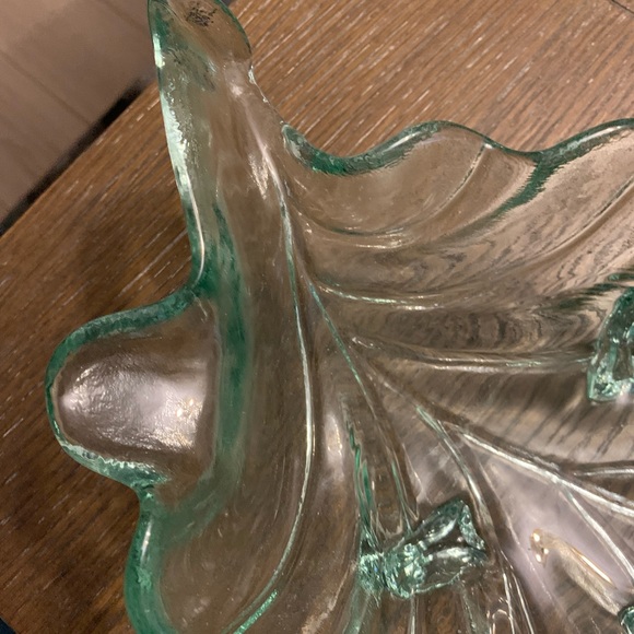 Lite Green 3 Footed Glass Leaf-Shaped Serving Bowl w/Scalloped Edges. - Picture 5 of 6